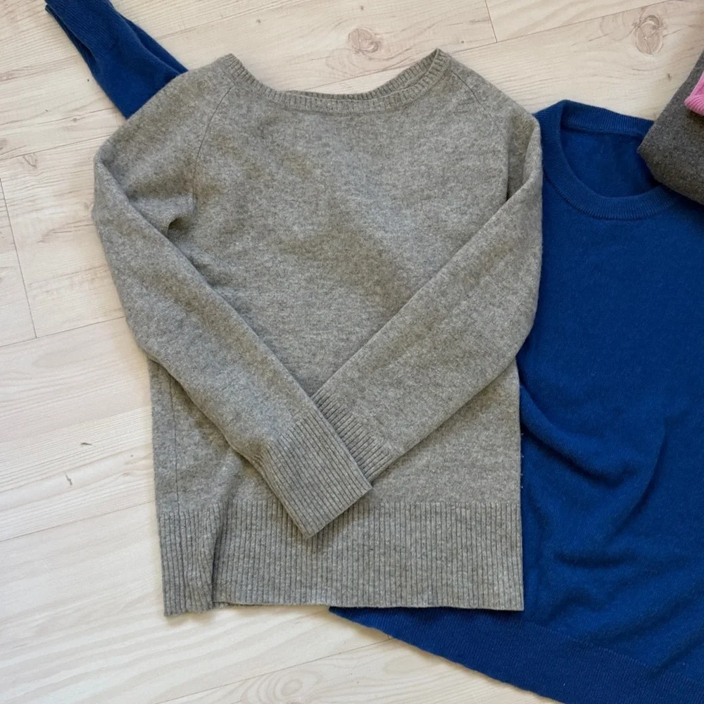 Bundle of spring cashmere V-Neck and Crew Neck Sweaters - Picture 5 of 7